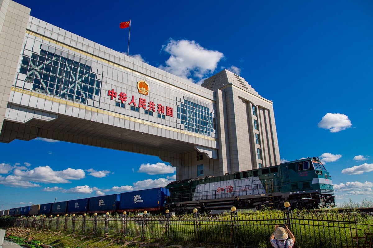 首趟從昆明始發的中老鐵路國際列車抵達萬象